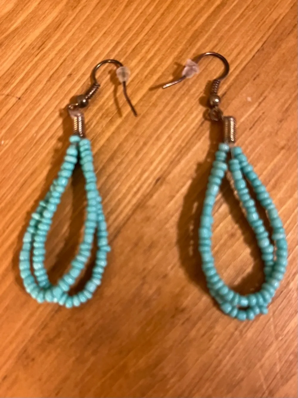 Vtg turquoise like bead and silver tone chunky necklace, bracelets, & earrings - Picture 9 of 9